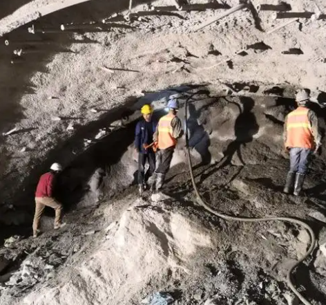 隆尧隧道拱顶带模注浆料，微膨胀注浆料的特点及施工工艺